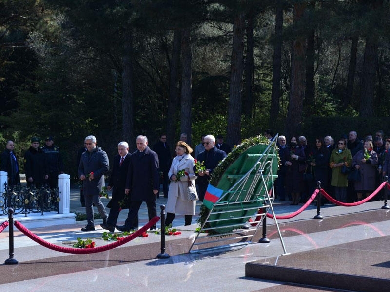 Azərbaycan Xüsusi Xidmət Orqanları Veteranlarının İctimai Birliyinin üzvləri ulu öndər Heydər Əliyevin məzarını ziyarət ediblər - FOTO