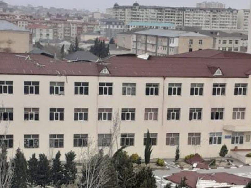 Xırdalanda güclü külək məktəbin damını uçurub - VİDEO - FOTO