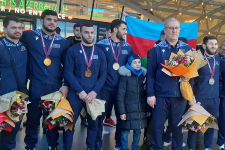 Avropa çempionu olan Azərbaycan güləşçiləri Bakıya qayıdıb - FOTO