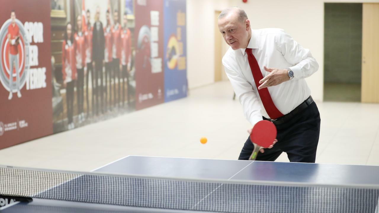 Ərdoğan tələbələrlə stolüstü tennis oynadı - FOTO