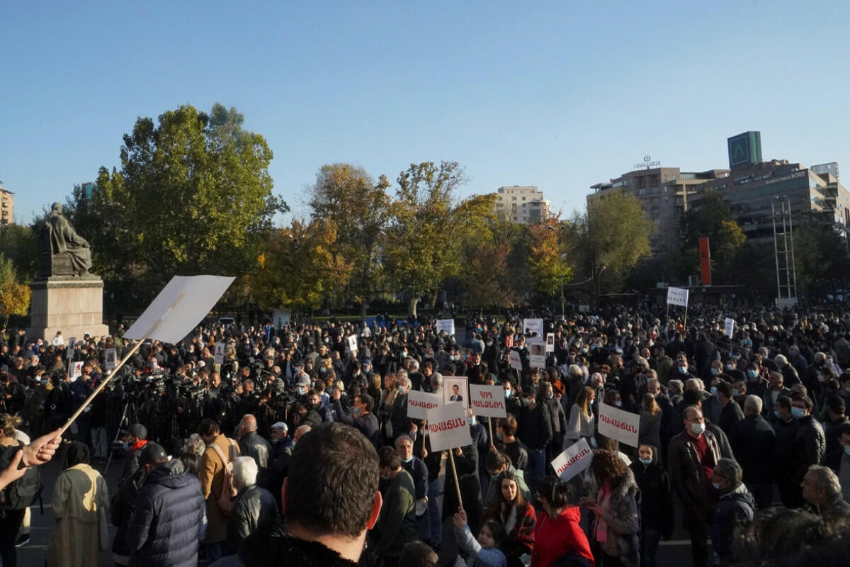 Serj Sarkisyanın tərəfdarları İrəvanın mərkəzində yürüş keçirir