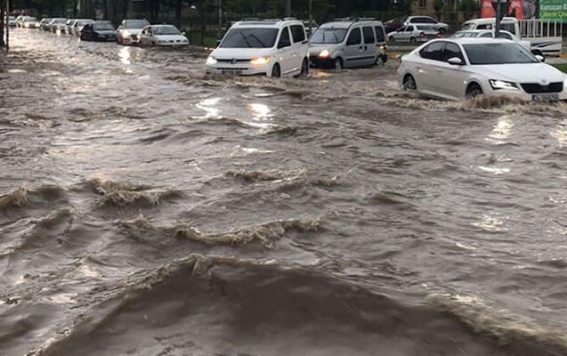 Türkiyədə sel fəlakəti, onlarla maşın su altında qaldı