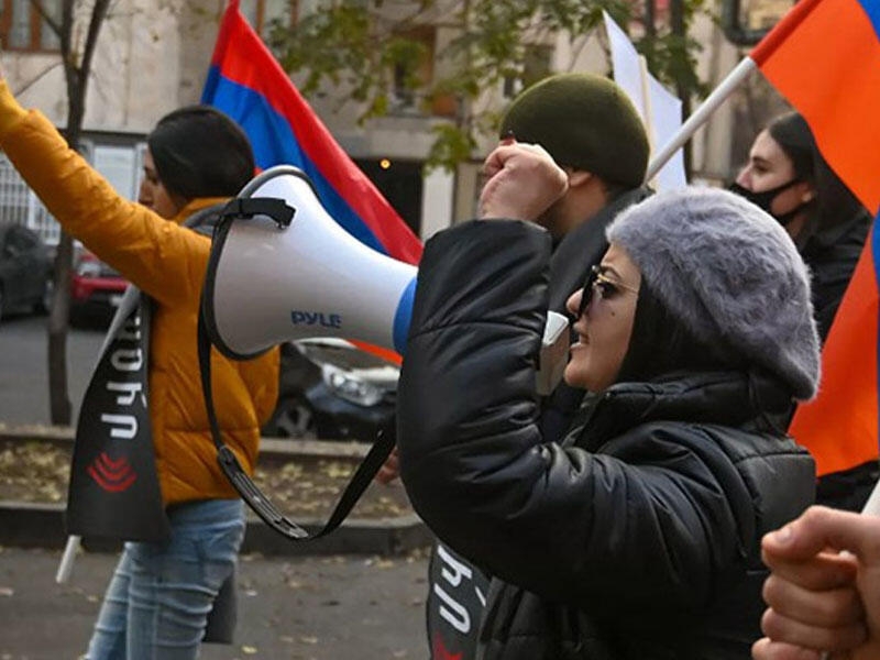 Paşinyanın istefasını tələb edən iki deputat saxlanıldı