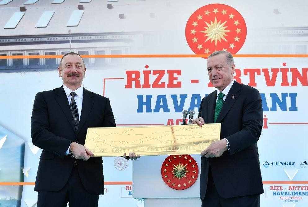 Rize-Artvin Hava Limanının açılış mərasimində Prezident İlham Əliyevə xatirə hədiyyəsi təqdim olunub