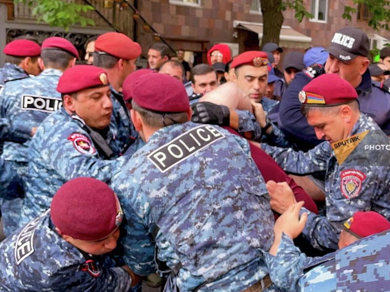 Ermənistanda etirazlar davam edir, 70-dən çox insan saxlanılıb