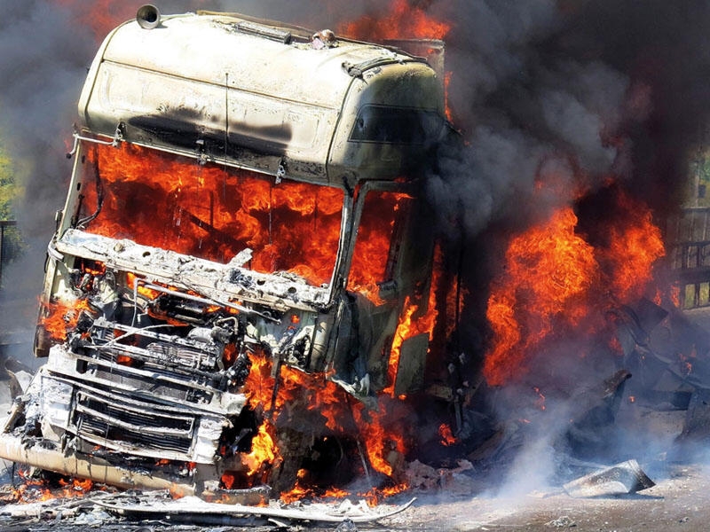 Bakıda 20 ton un aparan TIR yandı