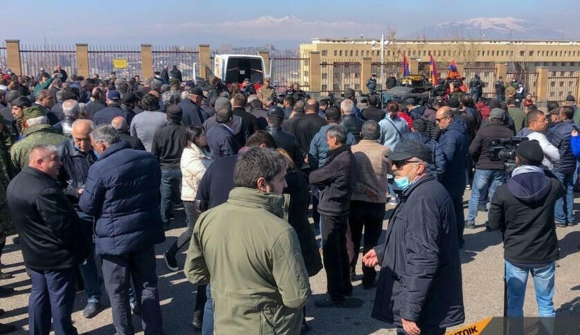 Erməni deputat mitinqdə  döyüldü