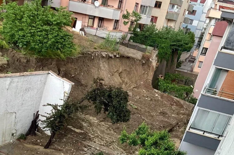 Türkiyədə torpaq sürüşməsi: 4 binanın sakinləri  təxliyə edilib