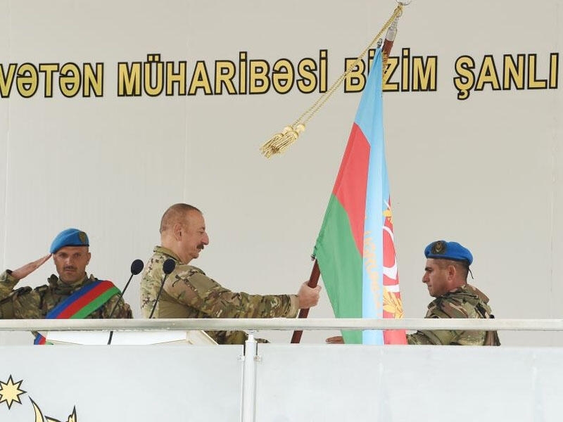 Ali Baş Komandan Kəlbəcərdə komando hərbi hissəsinə döyüş bayrağını təqdim edib - FOTO