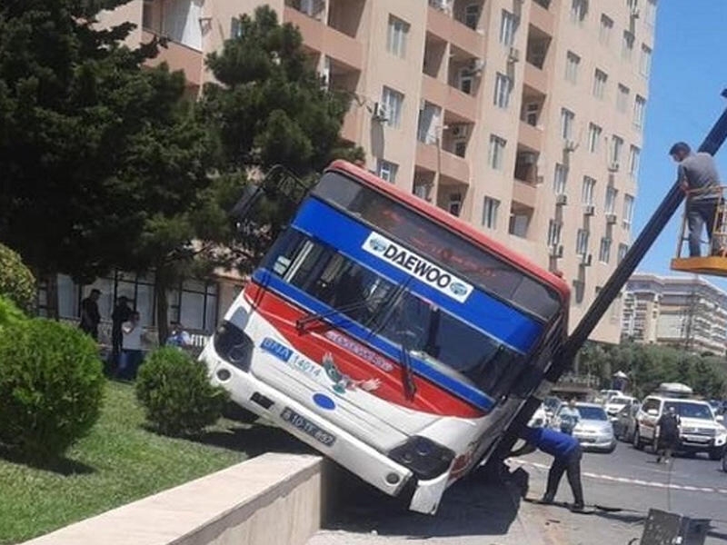 Bakıda əyləci işləməyən avtobus səkiyə çırpıldı - FOTO