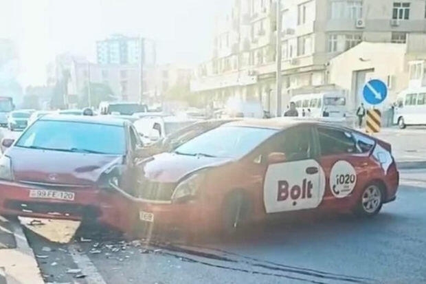 Bir gündə Bakıda beş taksi qəza törətdi: üçü “Prius”dur - FOTO