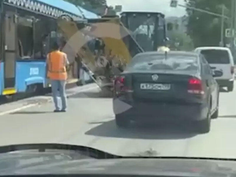 Traktor tramvaya çırpıldı - VİDEO