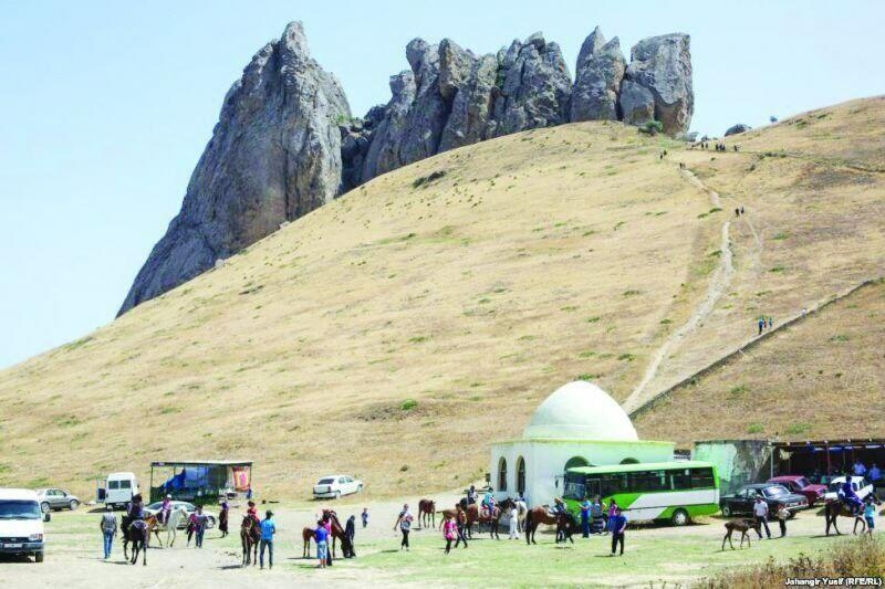 Beşbarmaq dağında gizli fəaliyyət göstərən məscid - Burada yığılan pullar hara gedir?