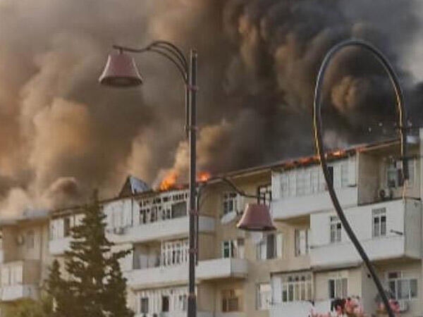 Yevlaxda çoxmənzilli yaşayış binası yanır - FOTO