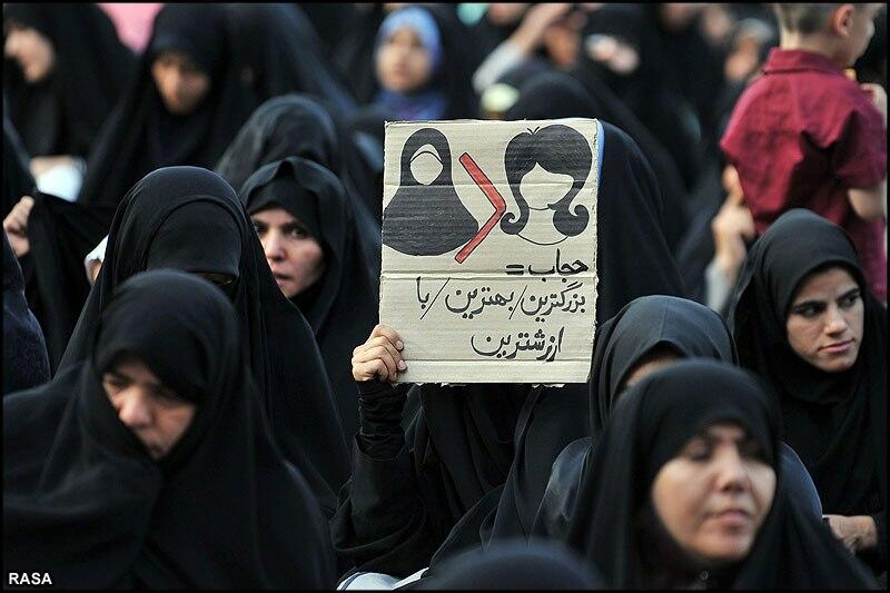 İranlı qadınlarla molla arasında hicab davası - VİDEO