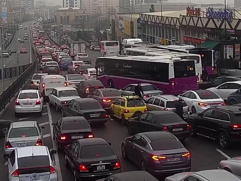 Tıxaca görə 30-dan çox avtobus gecikir