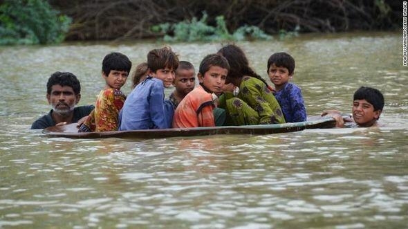 Pakistanda təbii fəlakət 100 km enində göl yaratdı - FOTO