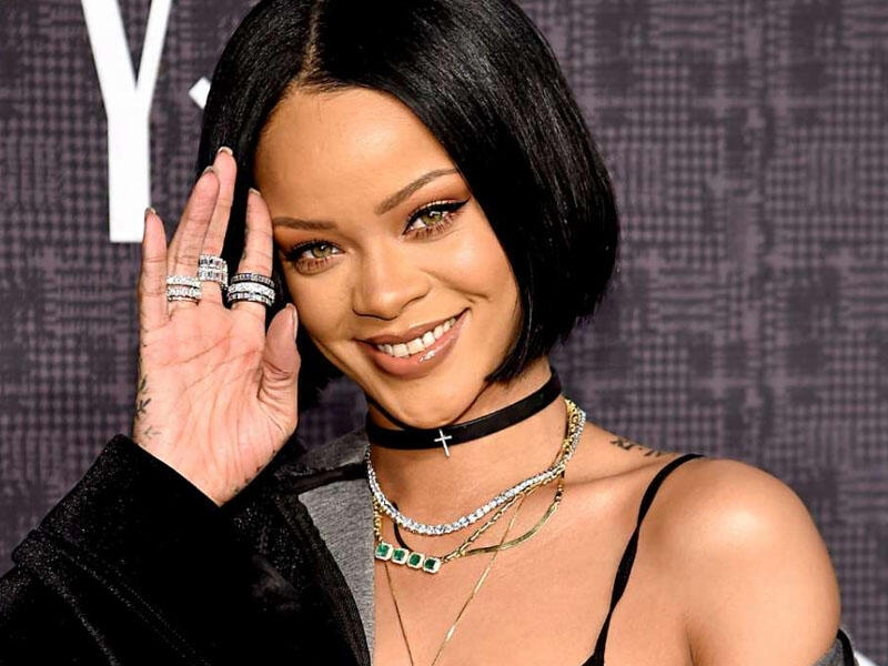 Rihanna ofisiantlara kömək etdi, gündəm oldu