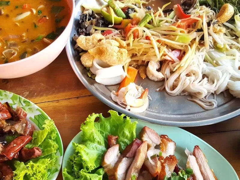 Turist Taylandda pulsuz yemək yeməyin yolunu açıqladı