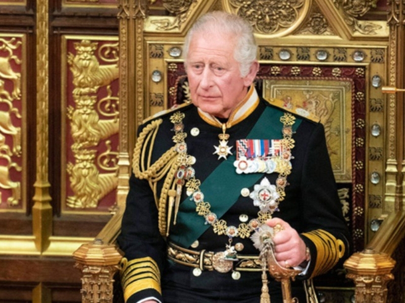 III Karl rəsmən Böyük Britaniyanın Kralı elan edildi