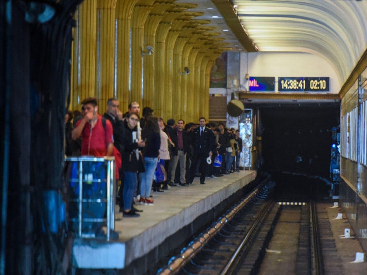 Metrodan istifadə edənlərə XƏBƏRDARLIQ: sərnişinlər stansiyalara az-az buraxıla bilər - Ətraflı VİDEOda