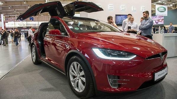 ''Tesla'' 1,1 milyon avtomobili geri çağırır