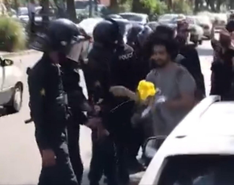 İranlı gəncdən polislərə JEST - VİDEO