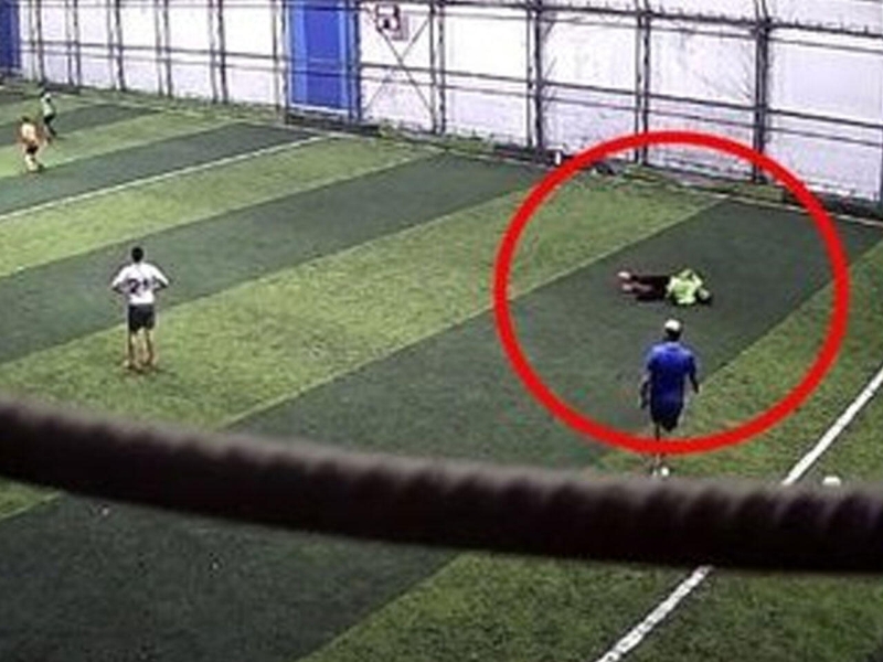 29 yaşlı gənc futbol oynayarkən öldü - ANBAAN VİDEO