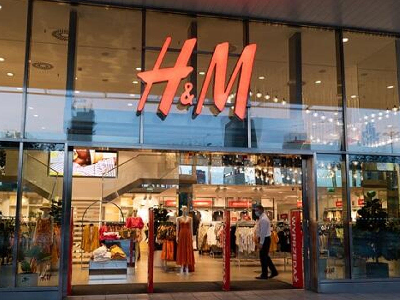 H&M şəbəkəsi Rusiyadakı mağazaları bağladı