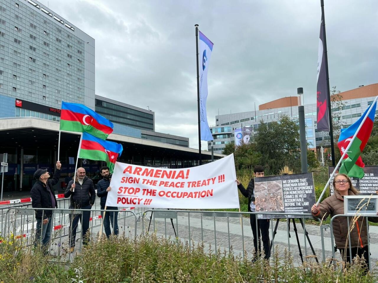 Azərbaycan icması Ermənistanın Niderlanddakı səfirliyi qarşısında piket keçirib - FOTO