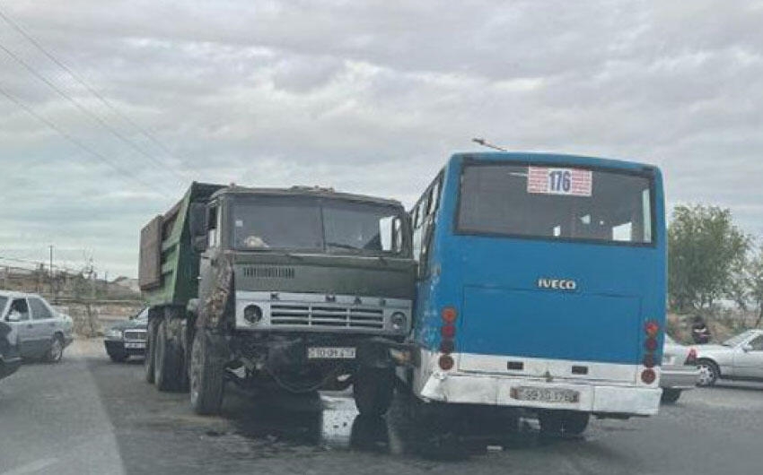 Xırdalanda avtobus “KamAz”la toqquşub - FOTO