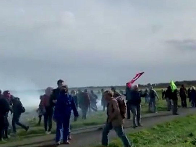 Fransada mitinqdə polisə “Molotov kokteyli” atdılar - VİDEO