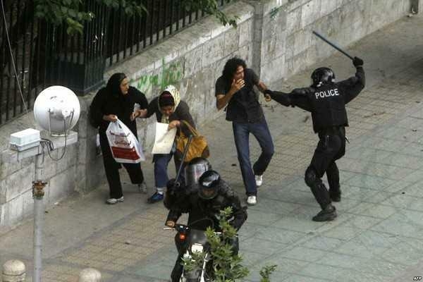 İranda polis xalqın tərəfinə keçdi