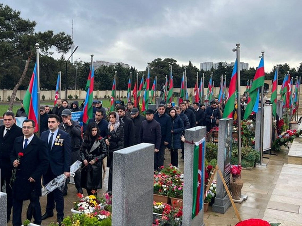 Zəfər Günündə İkinci Şəhidlər xiyabanına insan axını başlayıb - FOTOlar