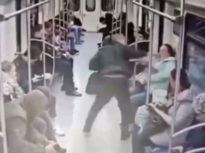 Metroda insident: Ucadan telefonla danışdığı üçün qadını bıçaqladı - FOTO
