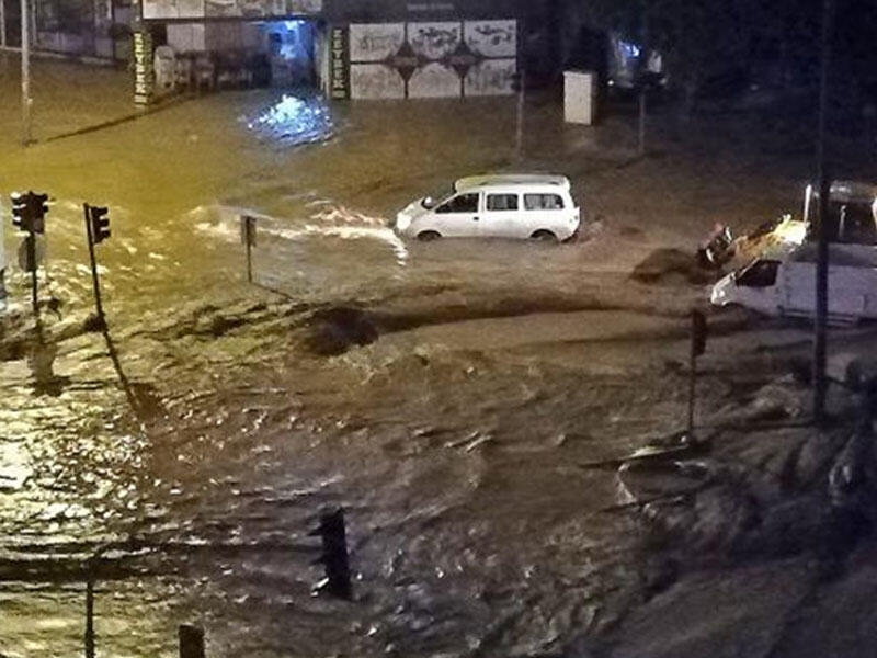 Antalyada küçələri su basdı - VİDEO