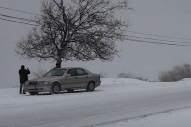 Qaxa qar yağdı, yollar buz bağlad