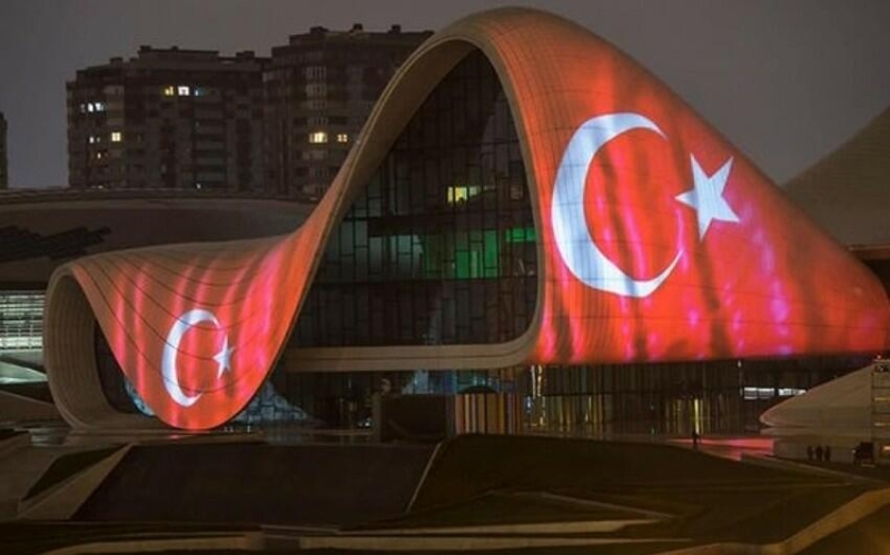 Heydər Əliyev Mərkəzi Türkiyə bayrağı ilə işıqlandırılıb
