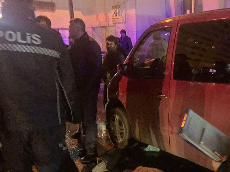 Bakıda yanan mikravtobusu söndürmək istəyən sürücü ölüb - FOTO