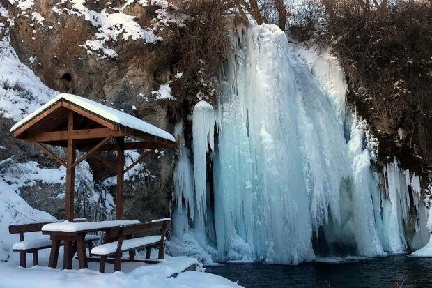 Türkiyədə donmuş şəlalə görənləri heyran qoydu - FOTO