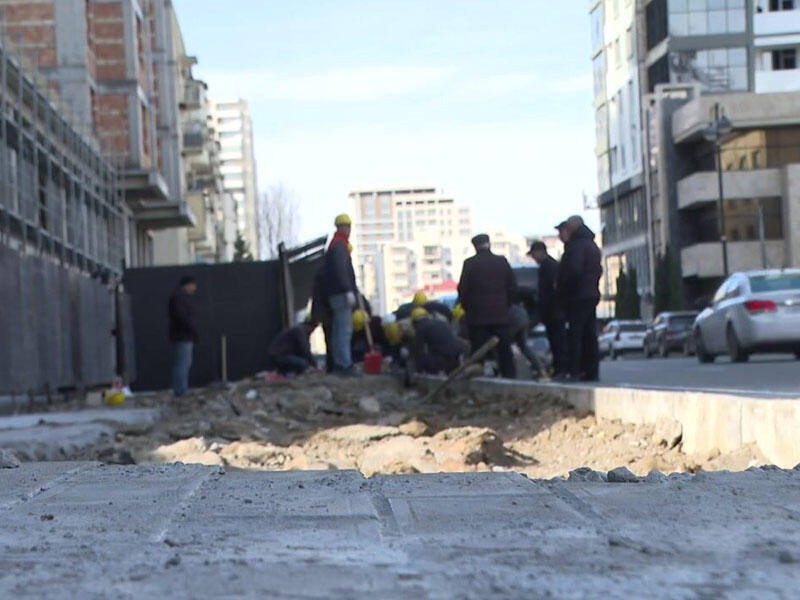 Bakıda səkini zəbt edərək dayanacaq tikirlər? - VİDEO