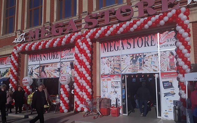 “Megastore”da gözətçinin əl-qolunu bağlayıb seyfi apardılar