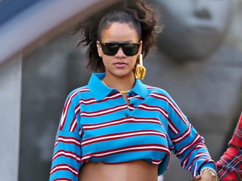 Rihanna bu dəfə 890 manatlıq sırğası ilə diqqət çəkdi - FOTO