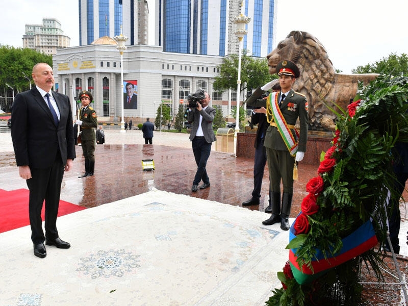 İlham Əliyev Düşənbədə İsmoili Somoni abidəsini ziyarət edib - FOTO