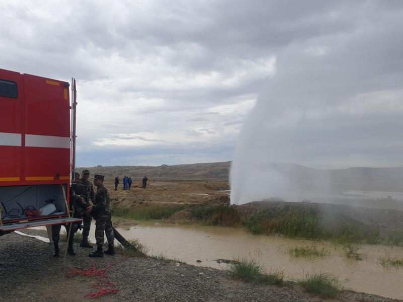 Su kəmərində qəza nəticəsində Qaradağda yolu su basıb - VİDEO - FOTO