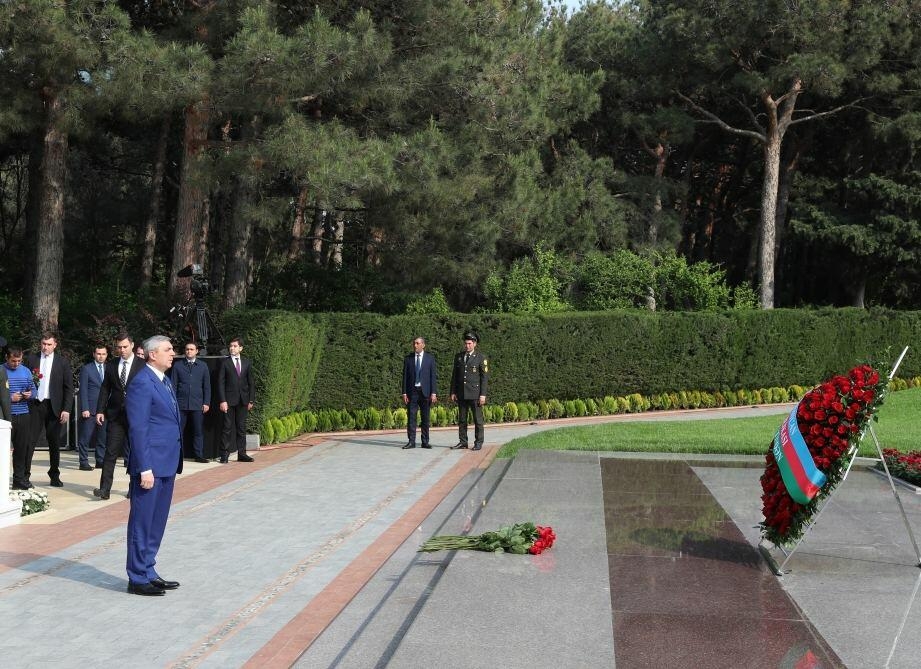 Prezident Administrasiyasının rəhbəri Fəxri xiyabanda Ulu Öndər Heydər Əliyevin məzarını ziyarət edib - FOTO