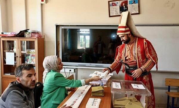 Səs verməyə yeniçəri geyimində gəldi - FOTO