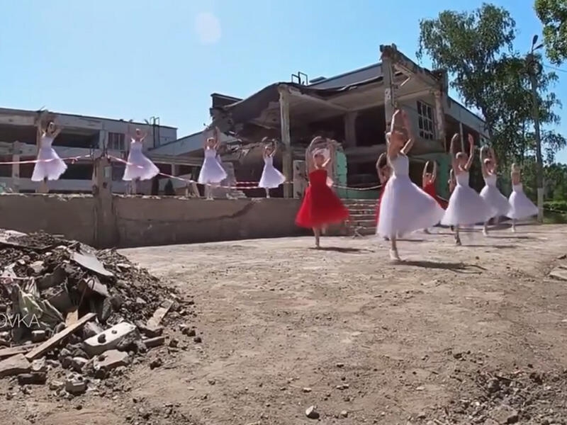 Xarkovda bombalanmış məktəbin xarabalıqları üzərində vals - VİDEO