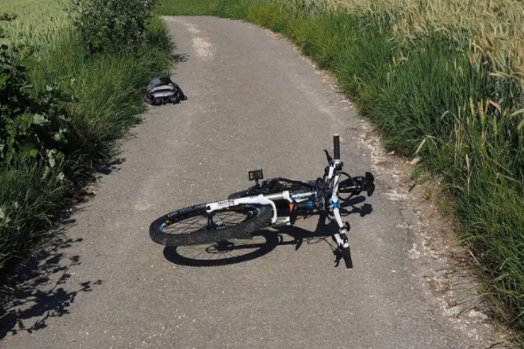 Polis velosipedçini vurdu, sonra bıçaqladı