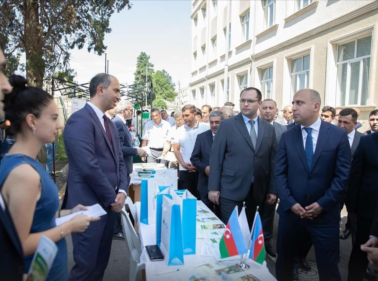 Nazirlə oxşarlığı gündəm olan şəxs kimdir? - FOTO